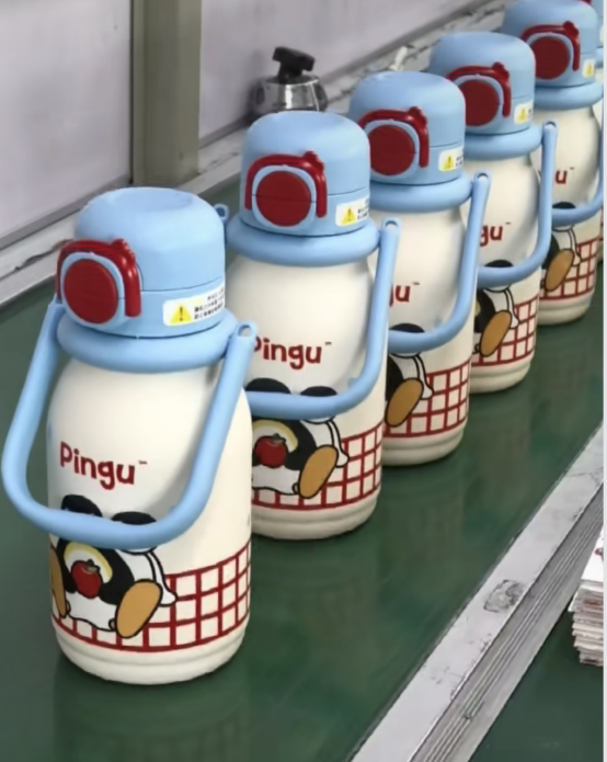 Ili kutengeneza kikombe cha thermos, sio lazima tu kuwa na muonekano mzuri, lakini pia kuzungukwa vizuri ndani na nje